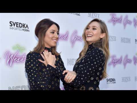 VIDEO : Elizabeth Olsen And Aubrey Plaza Wore Identical Dresses