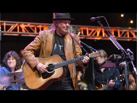 VIDEO : Neil Young' Finally Releases Acoustic Album 'Hitchhiker'