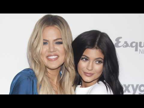VIDEO : Kylie Jenner Cuts Khloe Kardashian's Hair