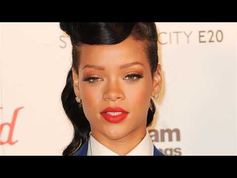 VIDEO : Rihanna's Blue Hair Is Great!