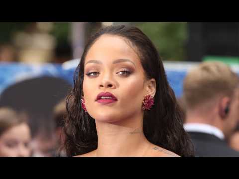 VIDEO : Rihanna Outdoes Herself In Fashion