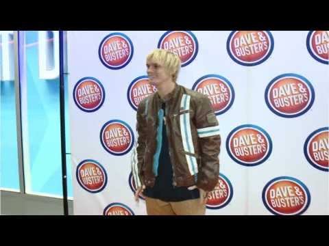 VIDEO : Aaron Carter Likes Boys And Girls