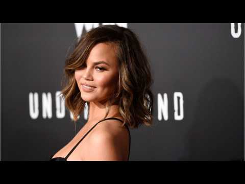 VIDEO : Chrissy Teigen and Daughter Luna Spotted in Venice, Italy