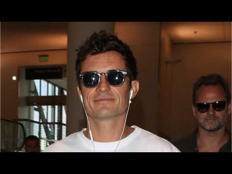 VIDEO : Orlando Bloom Hits the Beach With Mystery Blonde