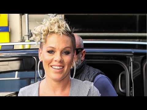 VIDEO : Pink Confidently Takes Breast Pumping Selfie