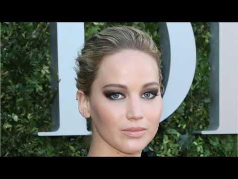 VIDEO : Sickly J-Law Hangs With Amy Schumer