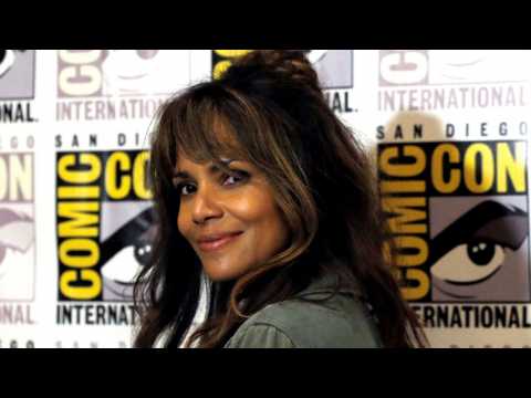 VIDEO : Halle Berry Chugged Whiskey At Comic-Con?