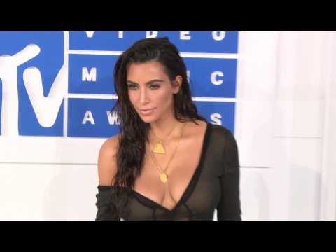 VIDEO : Kim Kardashian Has Fashion Mishap