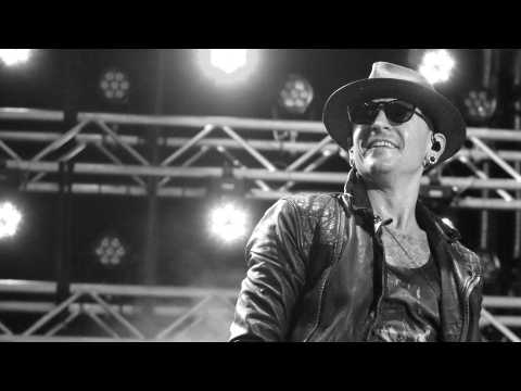 VIDEO : Le leader de Linkin Park, Chester Bennington, se serait suicid