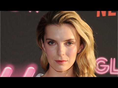 VIDEO : Betty Gilpin Shares How GLOW Gave Her Confidence