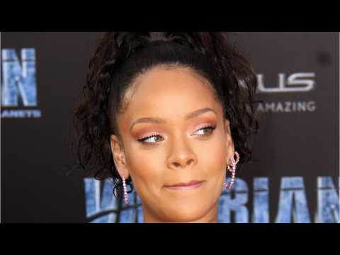 VIDEO : Rihanna Shuts Down Racist Fan