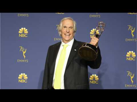 VIDEO : Henry Winkler Celebrates With Ron Howard After Huge Emmy Win