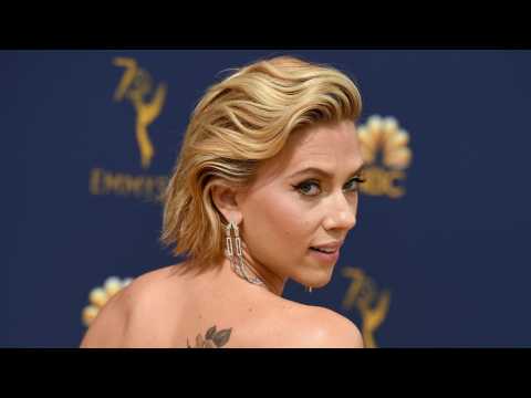 VIDEO : Scarlett Johansson Reveals Back Tattoo At Emmy Awards