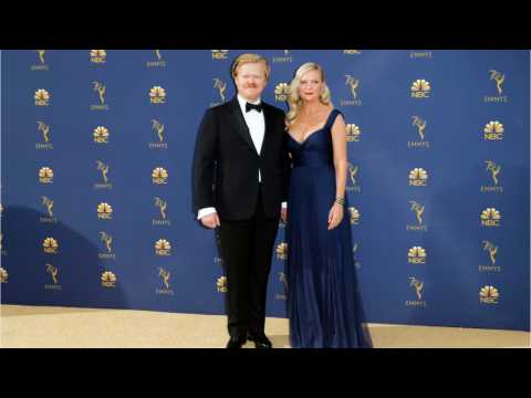 VIDEO : Kirsten Dunst Rocks The Red Carpet At The Emmys