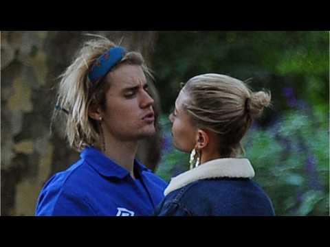 VIDEO : Justin Bieber Serenaded Fiance Hailey Baldwin Outside Buckingham Palace