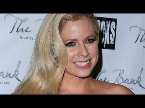 VIDEO : Avril Lavigne Shares Lyme Disease Battle On New Track
