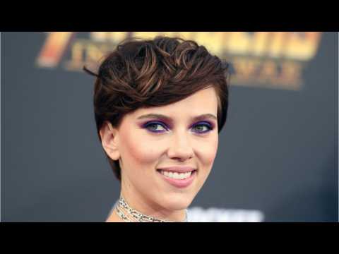 VIDEO : Scarlett Johansson Reveals Back Tattoo At The 2018 Emmys