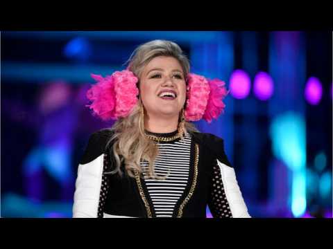 VIDEO : Kelly Clarkson Clarifies iHeartRadio Tweets