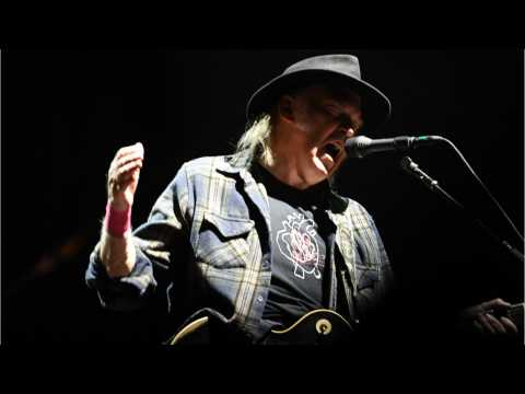 VIDEO : Neil Young Digs At Trump At Farm Aid Concert