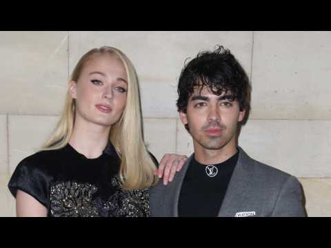 VIDEO : Joe Jonas And Sophie Turner Rock Red Carpet In Paris