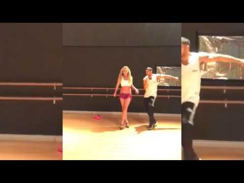 VIDEO : Britney Spears muestra sus dotes de salsa con 'Chantaje'