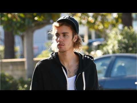VIDEO : Justin Bieber Spotted Eating, But It's Not A Burrito