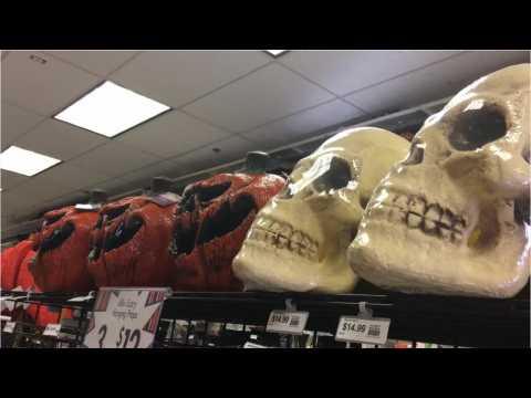VIDEO : How To Stop At A Halloween Store