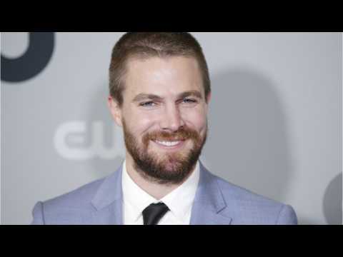 VIDEO : Stephen Amell Debuts Superman's New Suit