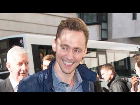VIDEO : Tom Hiddleston Draws Loki for a Marvel Fan