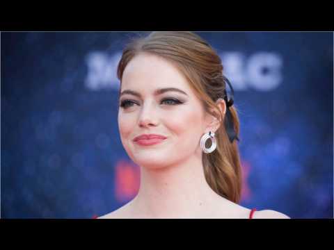 VIDEO : Emma Stone And Rachel Weisz Compete In ?The Favourite?