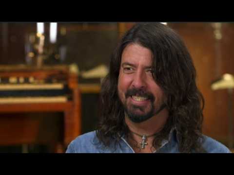 VIDEO : Dave Grohl To Auction Of Signed Instruments For Charity