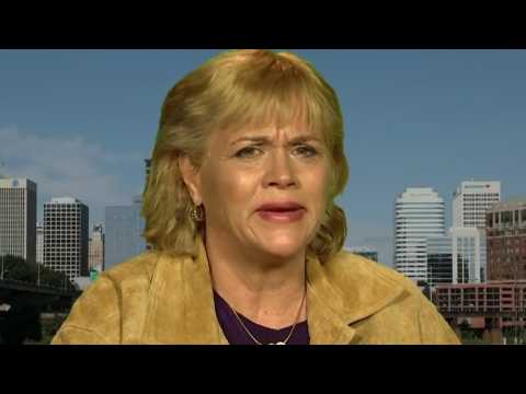 VIDEO : Samantha Markle Issues Dramatic Public Apology To Meghan Markle