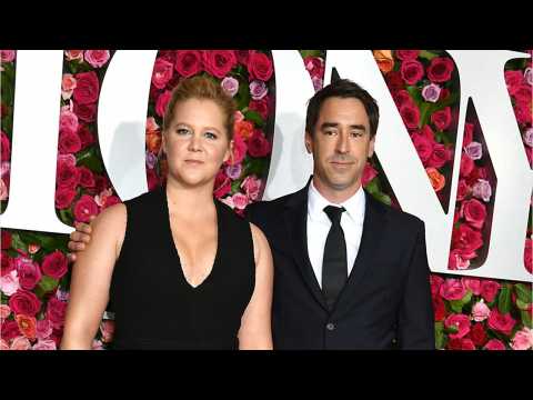 VIDEO : Amy Schumer Announces Baby News