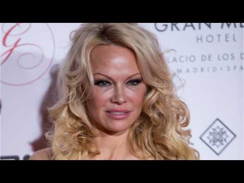 VIDEO : Pamela Anderson alerte Emmanuel Macron dans une lettre