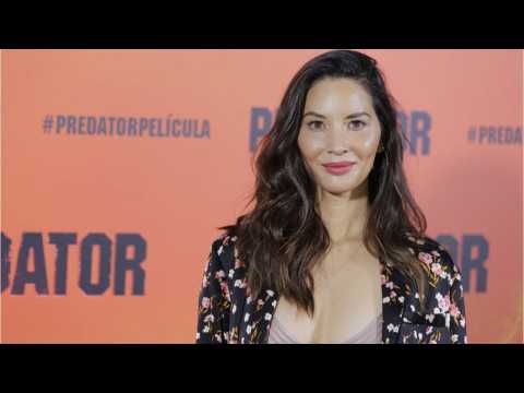 VIDEO : Olivia Munn Chastised By Fox For Warning Co-Stars About Sex Offender