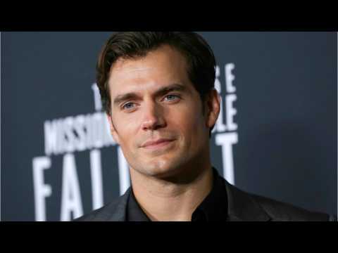 VIDEO : Henry Cavill Stays Grounded