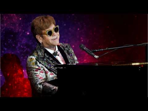 VIDEO : Elton John Signs With Universal 'For The Rest Of His Career'