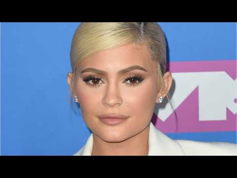 VIDEO : Kylie Jenner Rocks New Yeezys