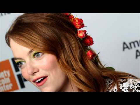 VIDEO : Emma Stone Walks Red Carpet With Bouquet Of Fresh Roses In Her Hair