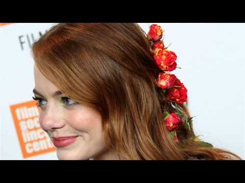 VIDEO : Emma Stone Wore Fresh-Cut Roses In Her Hair Like A Disney Princess