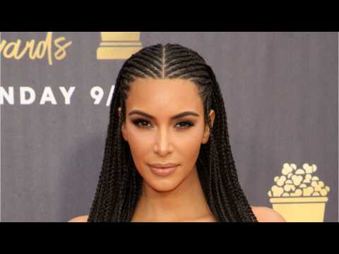 VIDEO : Kim Kardashian Wears Grey Monochromatic Look