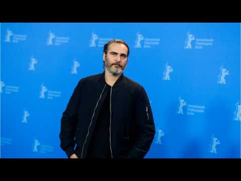 VIDEO : Video From Set of Joaquin Phoenix's Joker Show Him Entertaining A Crowd