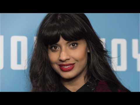 VIDEO : Jameela Jamil Accidentally Tried To Curl Her Hair With An Adult Toy