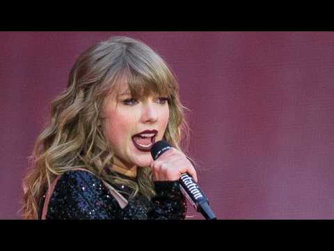 VIDEO : Taylor Swift Wades Into The Political Waters