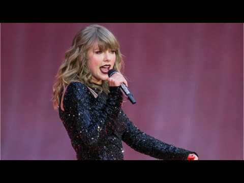 VIDEO : Taylor Swift Kicks Off American Music Awards