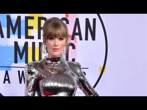 VIDEO : Taylor Swift Tells Viewers To Vote While Receiving AMA Award