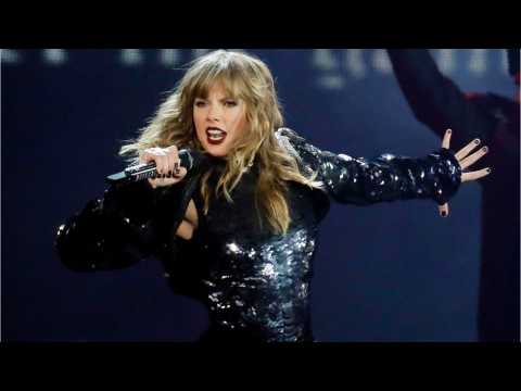 VIDEO : Taylor Swift Wears Thigh-High Boots And Minidress At AMA