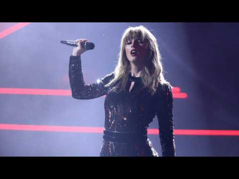 VIDEO : Taylor Swift Kicks Off the American Music Awards
