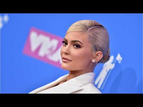 VIDEO : Kylie Jenner Looks Like Kris With New Wig