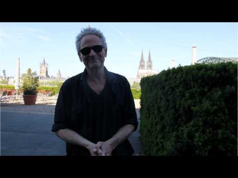 VIDEO : Fleetwood Mac Sued By Lindsey Buckingham After Being Kicked Off Tour
